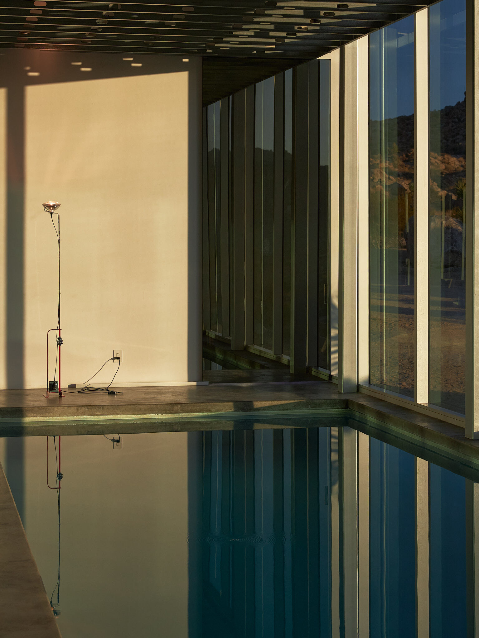 Toio_Floor lamp_2_Invisible house_Flos Stories7_FLOS