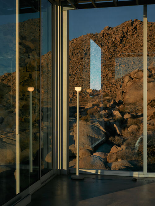 Belllhop_Floor lamp_close up_Invisible house_Flos Stories7_FLOS