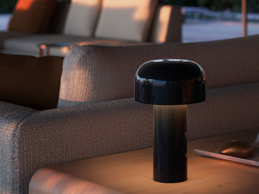 Flos Lampe Bellhop Unplugged, Tisch im Raum
